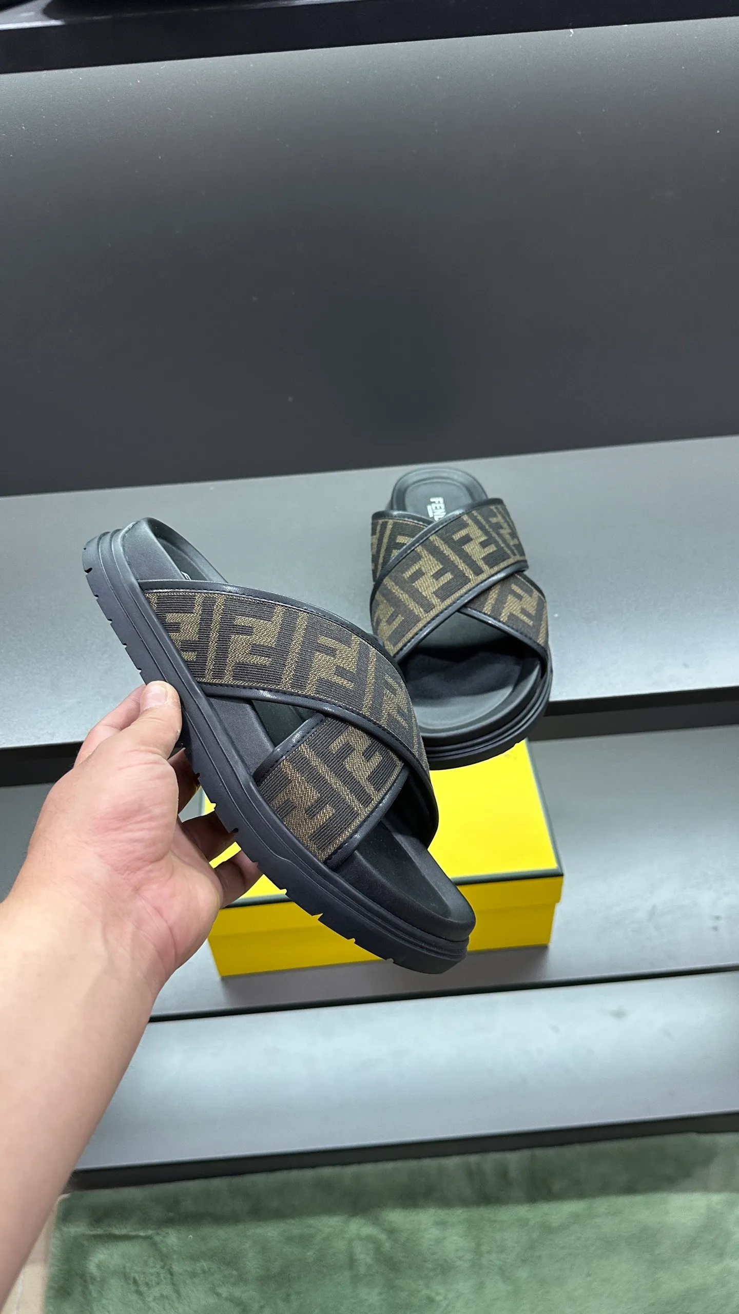 P300 [Fendi Slippers] High-end men's shoes brand, official website 1:1 latest masterpiece: original mold customization, fabrics made of imported original materials, upgraded outsole, lighter and non-slip. The market's top quality, simple yet tasteful, a must-have for fashionistas, fashionable at your feet, full of confidence, the same style at the counter 👍The season of summer slippers is here. Code: 38-45, 46 order